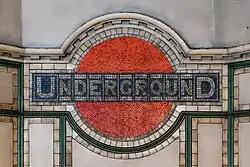 Ursprüngliches, flächiges roundel der London Underground als dekoratives Mosaik in der Station Maida Vale Originalentwurf etwa 1915