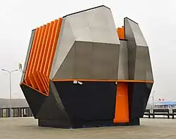 Postmodern gestaltetes freistehendes Lüftungsbauwerk der Metro Moskau