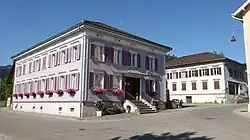 Im späteren 19. Jh. kam das Tog­gen­burger Haus ausser Mode und wurde von einem würfelförmigen Haustyp abgelöst. Restaurant «Hirschen», Mos­nang, erbaut nach dem Dorfbrand 1886[52]