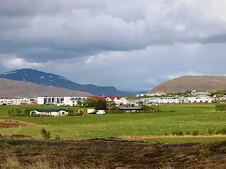 Hinter Außenbezirken von Mosfellsbær: Skálafell im Hintergrund li., im Mittelgrund Mosfell (li.) und Grímannsfell (re.)