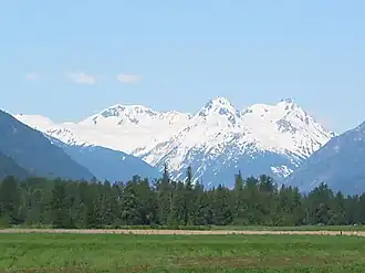 Das Mount-Meager-Massiv von einem östlich nahe Pemberton gelegenen Standpunkt aus; Die Gipfel von links nach rechts sind der Capricorn Mountain, der Mount Meager und der Plinth Peak.