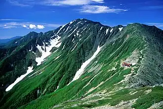 Sattel zwischen Kita-dake und Ainodake mit dem Blick auf Aino-dake und die Kitadake-Berghütte