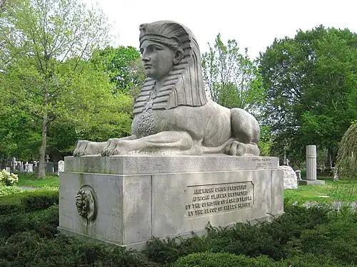 Der von ihm 1872 geschaffene Sphinx auf dem Mount-Auburn-Friedhof von Cambridge