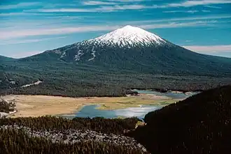 Blick auf den Mount Bachelor und den Sparks Lake
