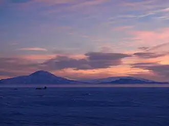 Blick vom Ross-Schelfeis auf Mount Discovery (links) und die Brown-Halbinsel