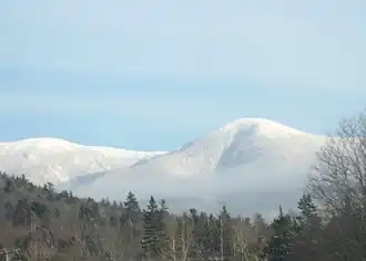 Mount Eisenhower (rechts) vom U.S. Highway 302 nahe Bretton Woods gesehen