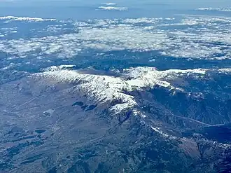 Luftaufnahme des Bergmassivs von Südwest mit der albanischen Seite im Vordergrund