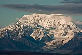 Blick von Westsüdwest; links der Hauptgipfel, rechts der Südgipfel, im Vordergrund der Susitna-Gletscher