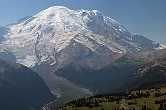 Gerade unterhalb des Gipfels des Mount Rainier erstreckt sich der Emmons-Gletscher links des Steamboat Prow (Mitte), welcher ihn vom Winthrop-Gletscher (rechts) trennt.