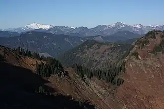 Der Bacon Peak (rechts im Hintergrund) und der Mount Shuksan (links im Hintergrund)