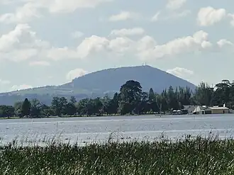 Mount Warrenheip im Hintergrund, im Vordergrund der Lake Wendouree