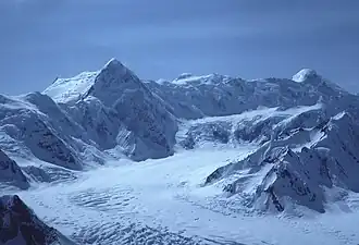 Blick aus der Luft von Norden auf Mount Kennedy, rechts davon Mount Hubbard und Mount Alverstone