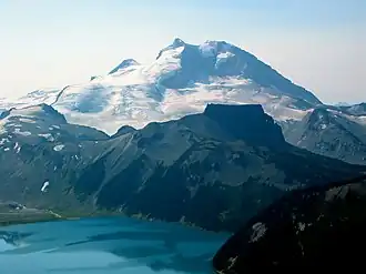 Die Nordwand des Mount Garibaldi ragt über The Table und dem Garibaldi Lake auf.