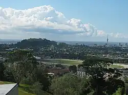 Maungawhau / Mount Eden (links), hinter Alexandra Park vom Maungakiekie / One Tree Hill aus aufgenommen