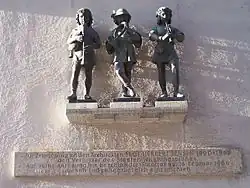 Denkmal für Herbert Jensen auf der Nordseite des Haupttorbogens