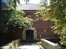 Haupteingang mit der Brücke über den Wassergraben.