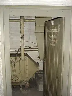 Maschinen­raum im Dachgeschoss mit original Tür­beschriftung