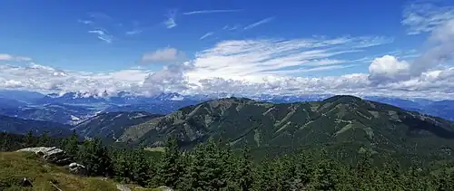 Blick vom Wetterkogel nach Nordwesten auf Roßeck und Mugel, mittig links Leoben.