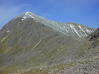 Der Mullach Coire Mhic Fhearchair, vom Bealach Odhar aus gesehen, links der Hauptgipfel, rechts der Ostgipfel