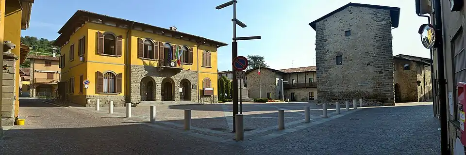 Piazza 4 Novembre mit dem Rathaus