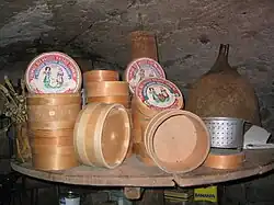 Käseformen und Span­schachteln für die traditionelle Munster-Herstellung