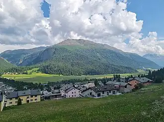 Der Munt Müsella, von der Albulapassstrasse oberhalb von La Punt Chamues-ch aus fotografiert