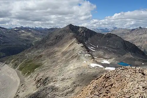 Munt Pers und die Bergstation Diavolezza auf dessen Südostgrat, aufgenommen vom Piz Trovat.