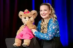 Bauchsängerin Murzarella mit Handbuppe Leonie