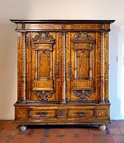 Kleiderschrank mit sieben Säulen (1665)