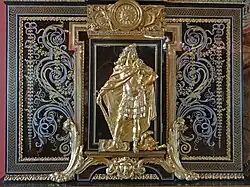 Detail eines Kabinettschranks mit Relief Ludwigs XIV., Louvre - Département des Objets d'art (Saal 34), Paris.