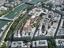 Blick vom Eiffelturm auf den östlichen Teil des damaligen Quai Branly (2008). In der Bildmitte das Musée du quai Branly, dahinter das Palais de l’Alma. Brücken: Passerelle Debilly (links), Pont de l’Alma (oben).