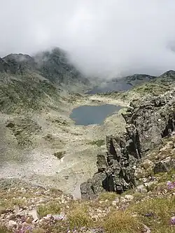 Die Bergseen am Fuße des Gipfels