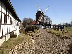 Außenanlage mit Eiszeitgarten und Bockwindmühle