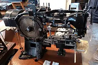 Kettenstich-Knopfannähmaschine Dürkopp Klasse 566-104