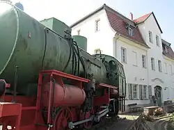 Rückseite des Werdauer Stadtmuseums mit Ausstellungsstück