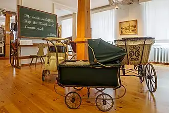 Schultafel und Kinderwagen