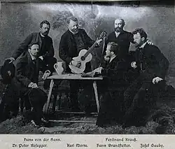 Der Dichter des „Nullerl“ mit seinen Freunden. Zum Bilde. In: Karl Morré (Hrsg.): s’Nullerl. Steirische Volksagen, Geschichten und Lieder. Nr. 8. Graz 1905, S. Titelblatt.