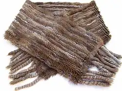 Schal aus geflochtenen, gefärbten Bisamstücken