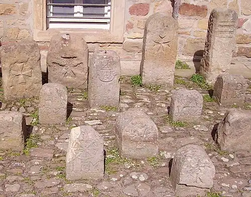 Historische Grenzsteine, gesammelt im Herrenhof