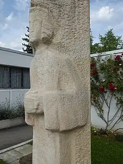 Muttenz, Stele für den Kirchenpatron Jean-Marie Vianney, 1990 Gottlieb Ulmi (1921–1990) und Lukas Ulmi (* 1958)