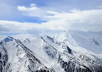 Der Muttler (rechts) von Norden, im April aufgenommen
