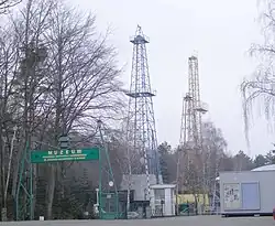 Bohrtürme kanadischer Bauart (vorne Typ „Trauzl“, hinten Typ „OP 1200“)