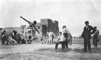 Goldmedaillengewinner Meyer Prinstein beim Weitsprung, er wurde auch Olympiasieger im&nbsp;Dreisprung