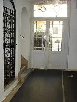 Eingang links Stiege.