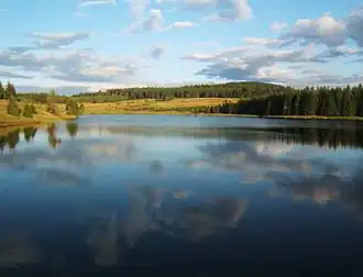 Stausee bei Försterhäuser am Rande des NSG Božídarské rašeliniště auf ca. 960&nbsp;m&nbsp;ü.&nbsp;NN
