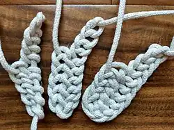 Nadelbindung mit 1, mit 2 und mit 3 Schlingen (von links nach rechts)