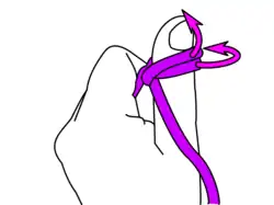 Die erste Schlinge wird auf die Daumen­kuppe geschoben…