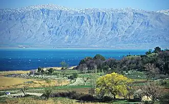 Die Dedegöl Dağları auf der Ostseite des Eğirdir Gölü zählen bereits zum Mittel-Taurus. Sie trennen den See markant wie eine Wand vom Becken des Beyşehir Gölü.