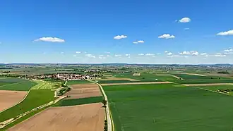 Nördlicher Riesrand (Luftbild). Links im Vordergrund der Ort Pfäfflingen, im Hintergrund in der Bildmitte der Hesselberg