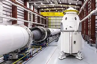 Crew Dragon im SpaceX-Hangar am Startplatz KSC LC-39A (Dezember 2018)